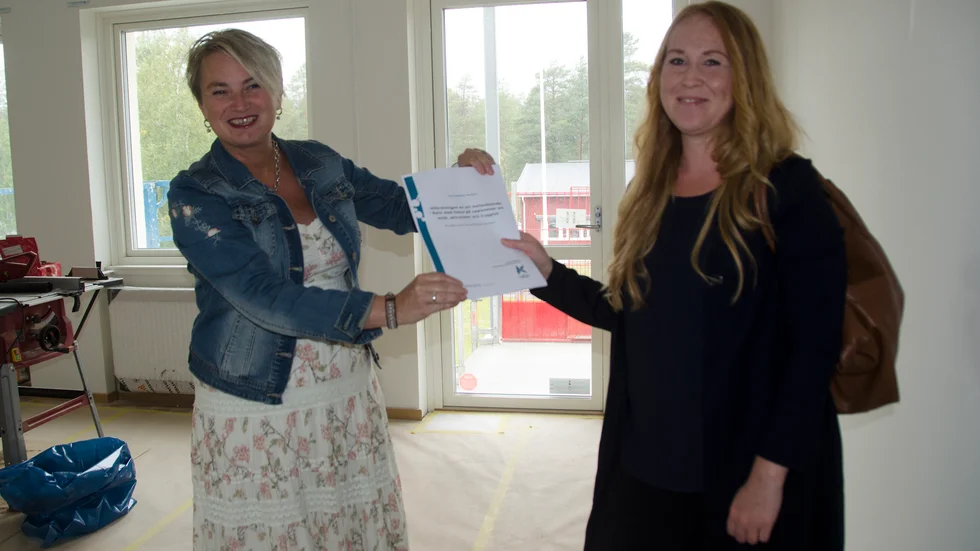 Anna-Lena Andersson (socialchef) och Emma Johansson i en av lägenheterna i boendet. Bilden är från för två månader sedan.