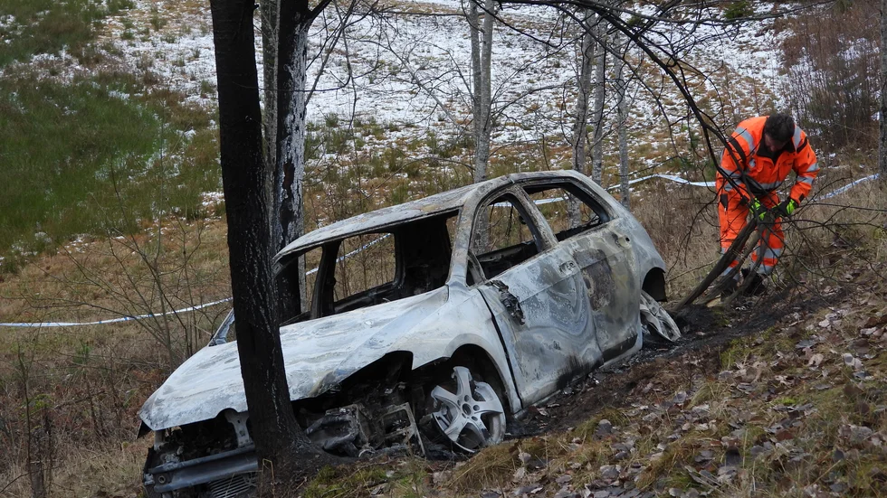 I brandresterna ska även vapen ha hittats.