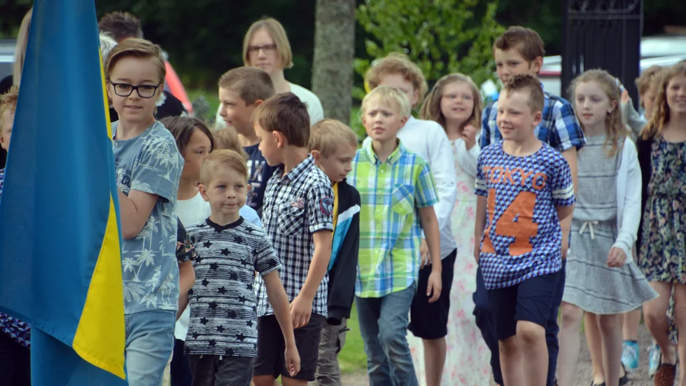 Om vårdnadshavare får komma och titta på barnens skolavslutning eller inte råder det olika bud om på skolorna runt om i kommunen. Främst beror det på att anhöriga inte alltid får plats. Bilden är tagen i Vimmerby 2022.