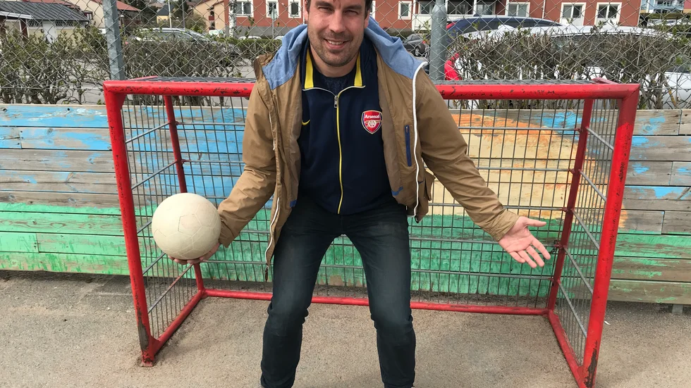 Fotboll på jobbet. Norra skolan har en egen fotbollsarena på skolgården och fritidspedagogen Rickard Göthberg har inga problem att ställa sig i mål när det behövs. En skola med idrottsprofil där bandyspelaren Eric Lisell är ett nyförvärv i personalstyrkan. "Vi börjar få bra lag", säger Göthberg om personalstaben.