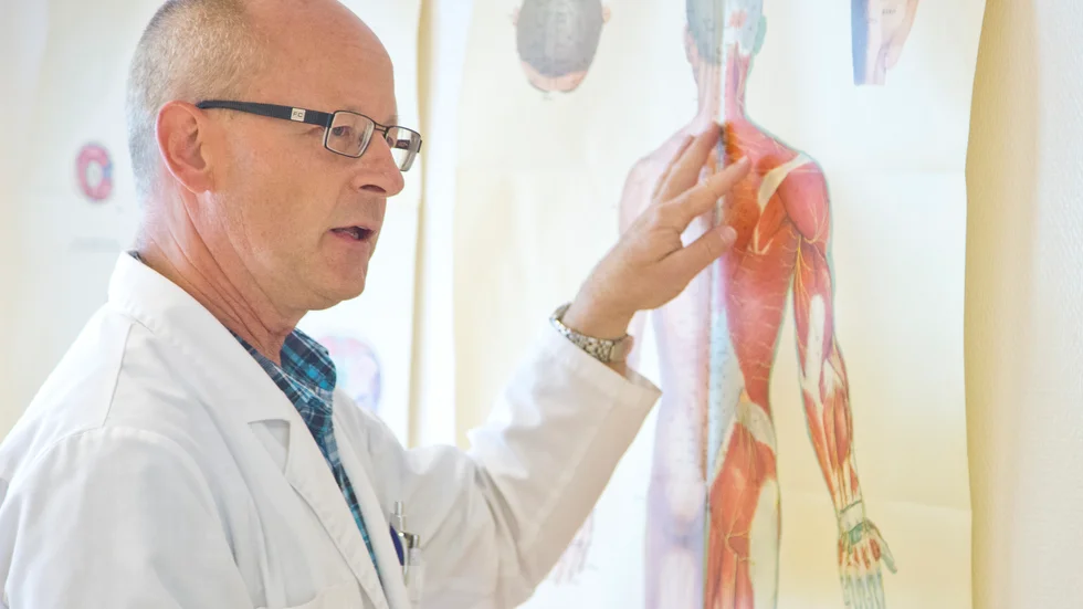 Journalföring och dokumentation brister, men IVO ser inga fel med vården som läkaren Tomas Ekström bedriver på sin smärtklinik.