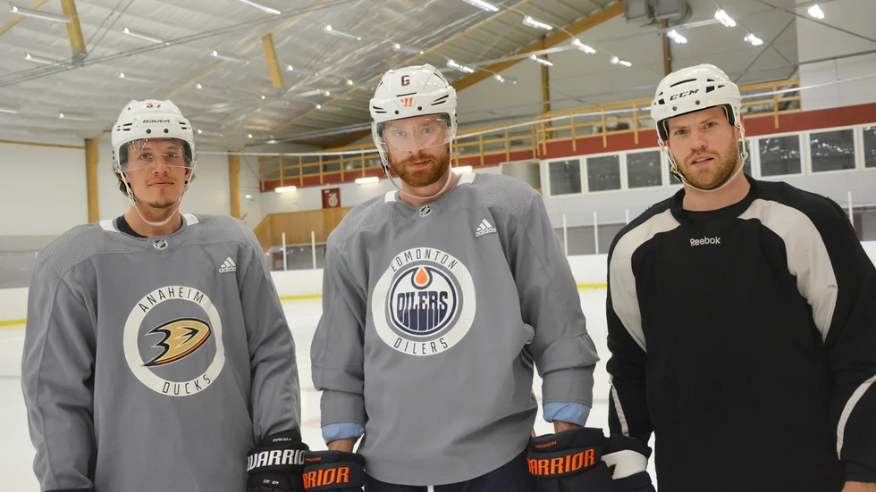 Rickard Rakell, Adam Larsson och Oscar Lindberg körde ett ispass i Sunderby ishall på tisdagen. När det inte finns is i Skellefteå fick trion söka sig norrut.