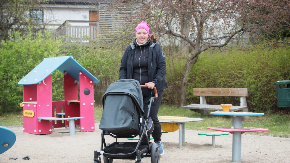 Sara Sundin ser framemot att lekplatsen rustas upp. 