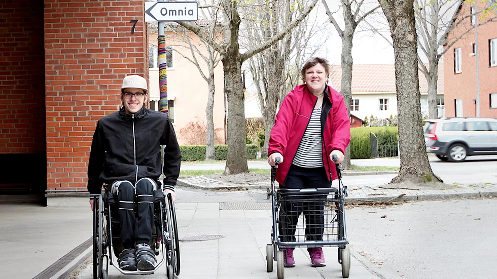 ”Det är jättebra att vi fått en höjning av habiliteringsersättningen, vi gör ett bra jobb inom Omnia men de som bestämmer förstår inte vad vi faktiskt gör” säger Camilla Eriksson och Viktor Wengström vid Omnia daglig verksamhet i Enköping.