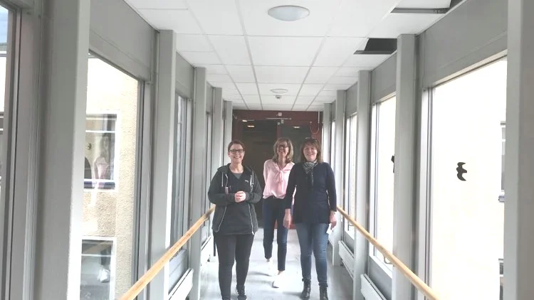 Vi har lyckats, säger sjuksköterskan Malin Jonsson om den nedåtgående trenden. Maria Hagman och Catharina Halvardsson arbetar som undersköterskor på samma äldreboende.