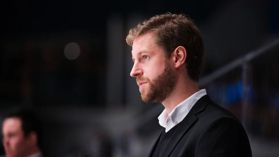 John Lind jobbar huvudsakligen som utbildningsansvarig på Svenska ishockeyförbundet, men under vintern var han även tillbaka i båset som tränare. (Arkivbild)