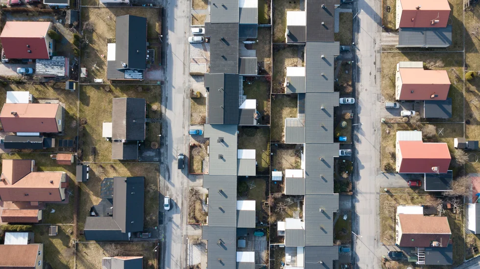 Villapriserna har stigit under våren, trots pandemin och prognoser om prisfall. Bostadsrätterna har däremot blivit billigare. 