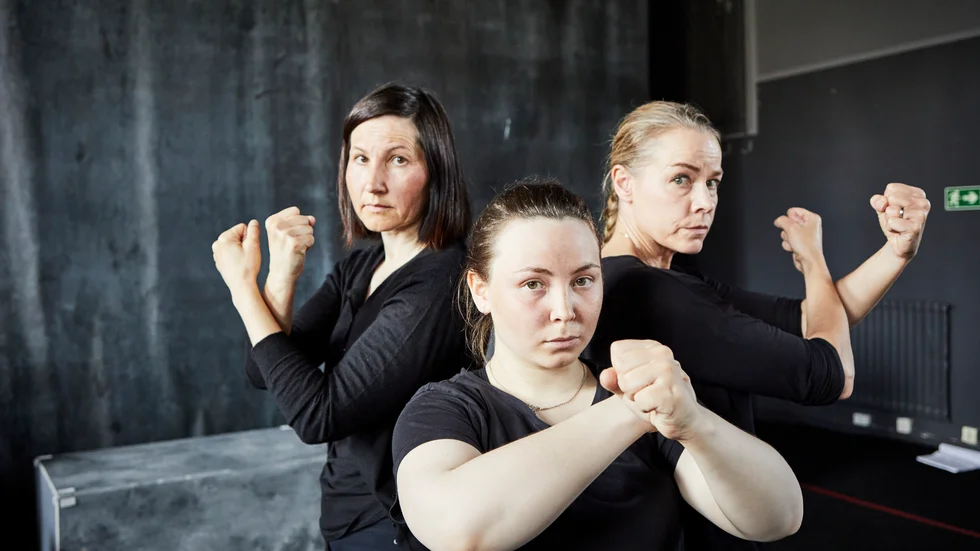 "Ædnan" blir teater med samiska och svenska skådespelare, ett allkonstverk med musik och koreografi. Här syns Kristin Solberg, Lene Cecilia Sparrok och Nina Fex. Pressbild.