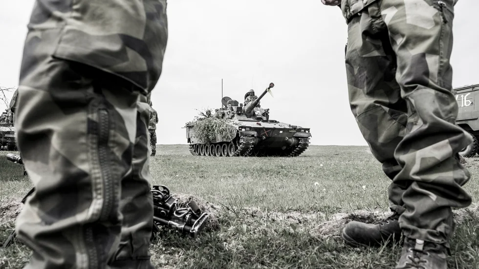 För att ingå en uppgörelse med regeringen kräver de borgerliga partierna mer pengar till försvaret.