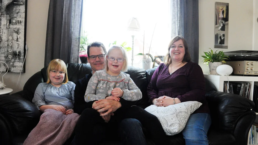 Familjen Lööw med Ida, pappa Per, Tuva och mamma Nina. Nina är nu orolig för de långa resorna för Tuva när särskolegruppen Solen i Gamleby läggs ner och hon måste åka till Västervik och Fågelbäret.