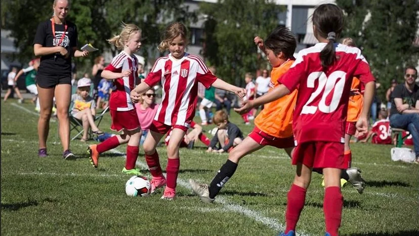 Lagsporter som fotboll hör till de idrotter och sporter som har drabbats hårdast under pandemin.