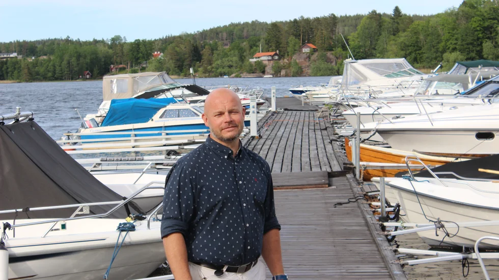 "Det är trevligt att kunna åka in och ta en glass, en kaffe eller nåt annat", säger Kinda båtklubbs ordförande Anders Thorsén Yxne om kaféet som ska vara öppet vid småbåtshamnen i Rimforsa under sommaren.