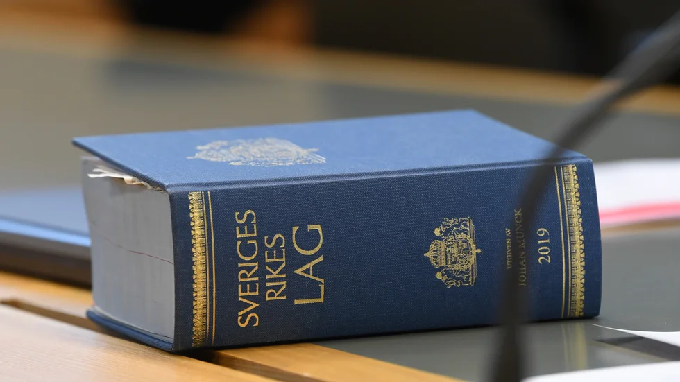 Den unga mannen döms till samhällstjänst, 50 timmar. Hade rätten iu stället valt fängelse som påföljd hade han dömts till fängelse i en månad. 
