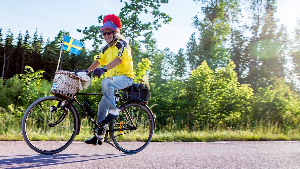 Stig Johansson trampandes på sin gamla cykel i träskor, trasiga jeans och samemössa på huvudet. Med varningstriangel på pakethållaren och bandspelaren i cykelkorgen. En syn som vi som vanligt kommer få se under Vätternrundan. 