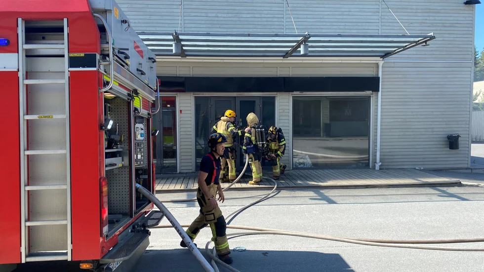 En brand bröt ut i en lokal på Skogsvallsvägen i Storvreta under måndagen.