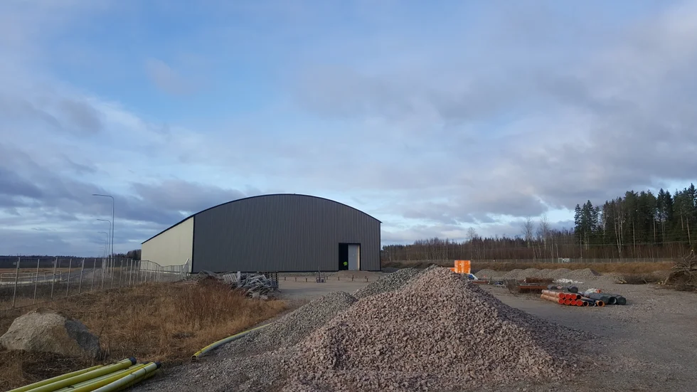 Trots åtta års arbete har det ännu inte körts någon motorcykel i crosshallen. Den stängda hallen har istället figurerat i tvister, konkurser, skolpolitik, stora hyresutbetalningar och fått Slöseriombudmannens uppmärksamhet.