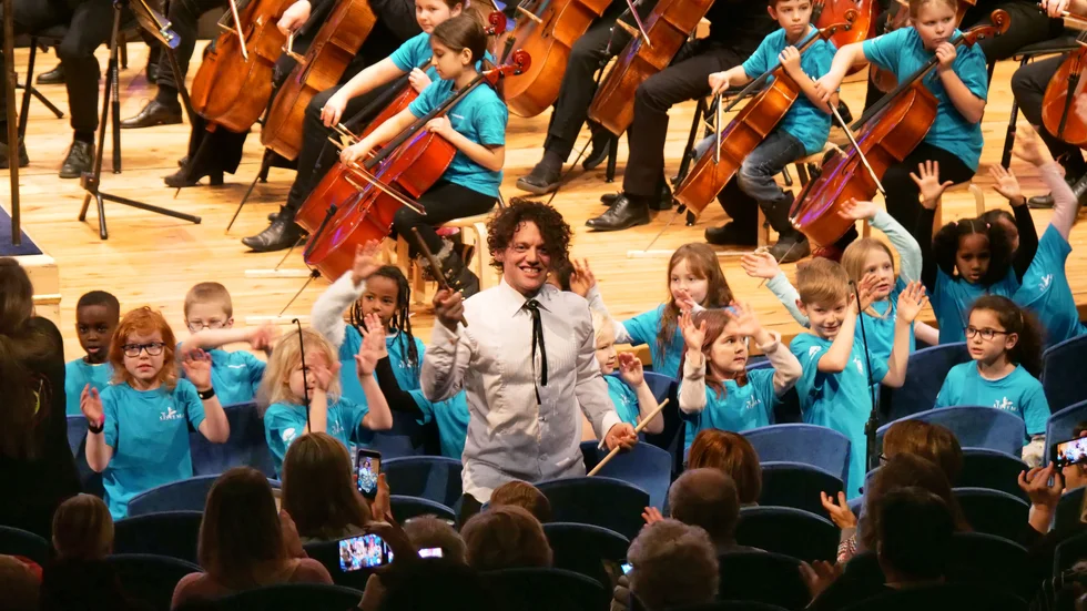 El Sistema-elever från kulturskolorna i Norrköping och Motala har bland annat sjungit och spelat tillsammans med Symfoniorkestern och Nassim al Fakir.