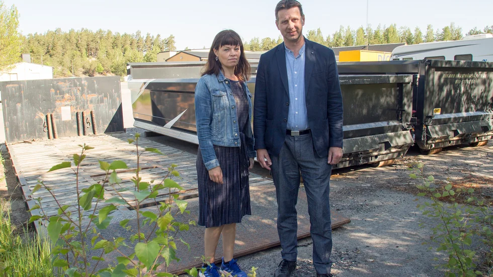 Linda Aldebert, miljöstrateg, och Mats Lundevaller, mark- och exploateringschef, står i just det hörn av Åsporten där något förhöjda värden av miljögifter uppmätts. I övrigt visar undersökningarna inga gifter i marken.