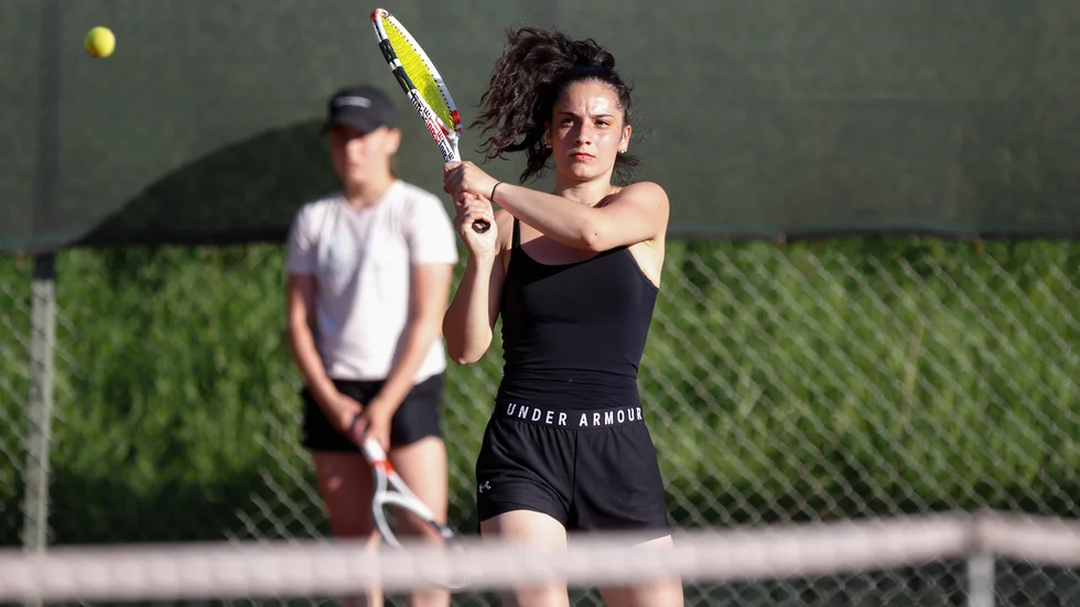Lyudmila Yeghiyan har spelat tennis i tre och ett halvt år och tänker fortsätta spela hela livet.