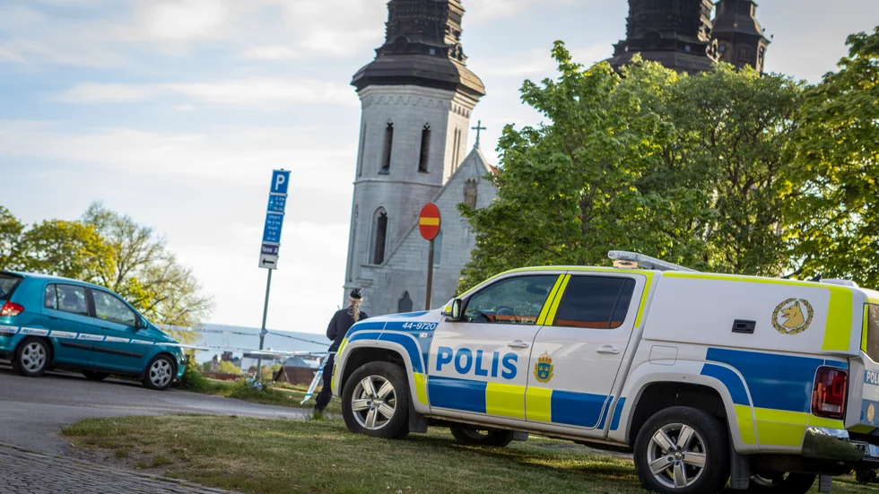 Vid 16-tiden på fredagen larmades polisen till Klinten ovanför domkyrkan. En man i 20-årsåldern hade då påträffats med stickskador. 