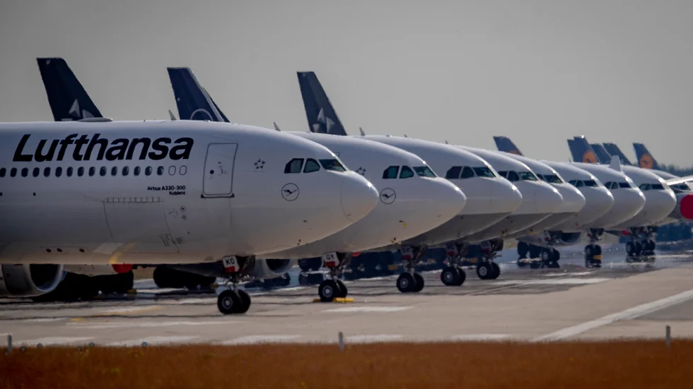 Majoriteten av Lufthansa flygplan har stått parkerade på marken när efterfrågan sjunkit dramatiskt under coronapandemin och flygkoncernens ekonomi är under hård press. Arkivbild.