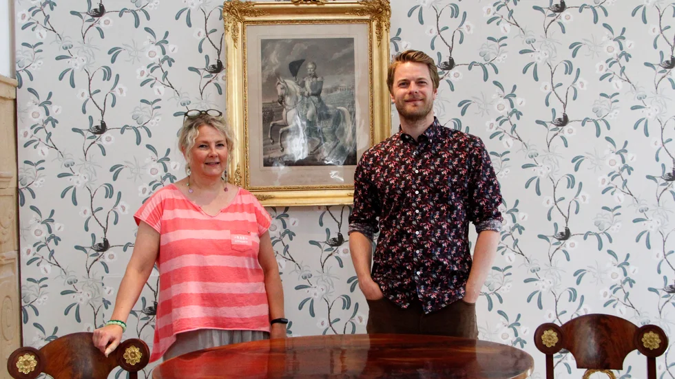 Ragnvi Andersson och Per Stålebro har jobbat och styrt med årets sommarutställning på Löfstad Slott, som tar besökaren tillbaka till början av 1800-talet och Empirens era.