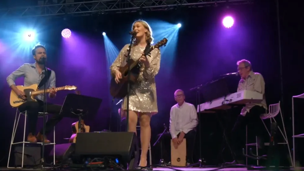 Underhållaren Peter Torsén, magikern Carl Tillenius och Veronica Gustavsson, centrumchef för Tuna park, är bara några av gästerna som dyker upp i kvällens livesändning av konserten #fuckcorona.
