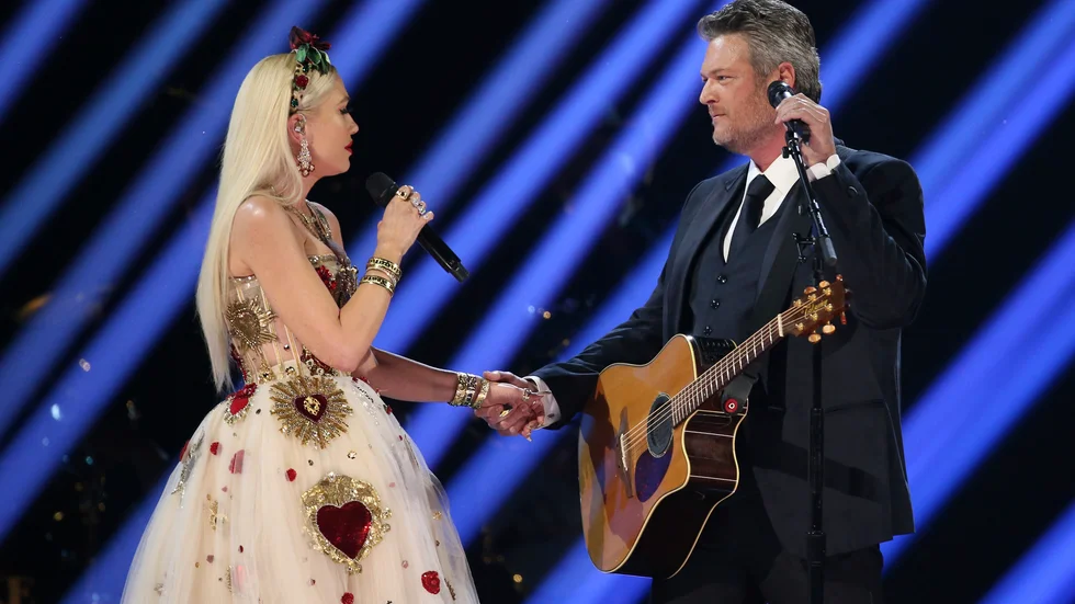 Paret Gwen Stefani och Blake Shelton sjunger en duett från sin trädgård i söndagens program. Här en bild från när de sjöng tillsammans vid den senaste Grammy-galan i januari i år.