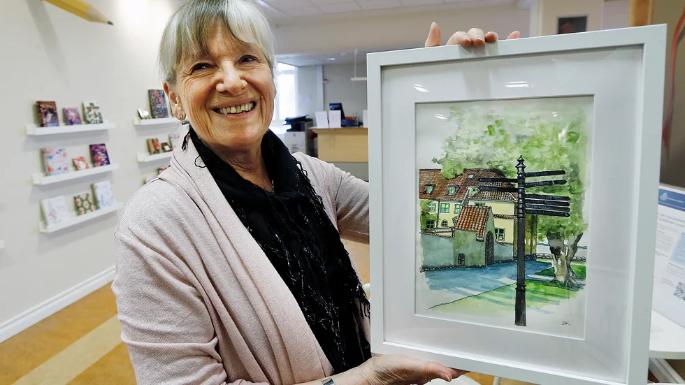 Birgitta Kihlman som är född i Vadstena visar just nu sina verk med motiv från staden på Vadstena bibliotek.