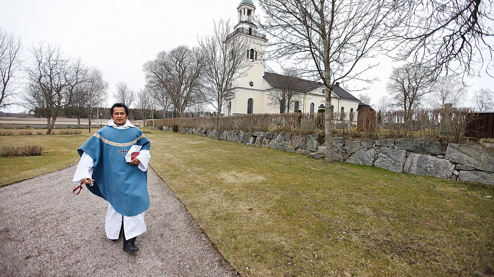 I nio år arbetade den populäre prästen Allan Forcado i Västra Rekarne församling. Här utanför Öja kyrka.