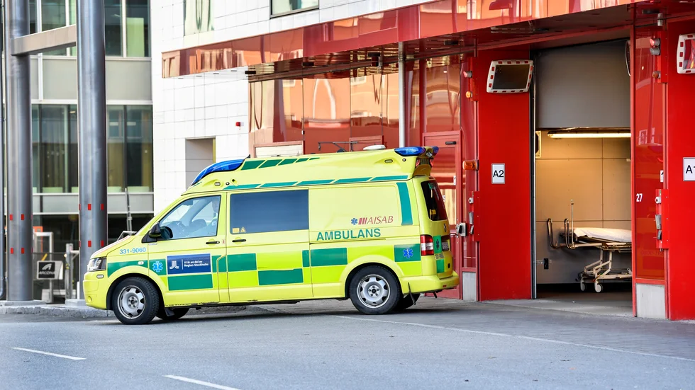 Den skadade mannen fördes med ambulans till sjukhus. Arkivbild.
