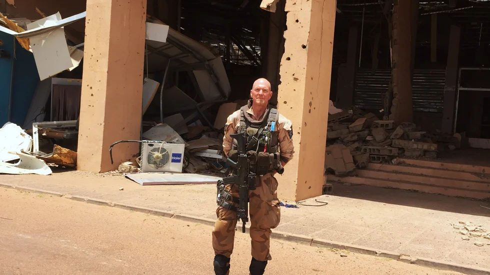 Hans Hedman är på plats i Mali. Hans uppdrag är att vara platschef på campen och är därför mest innanför de murarna i Timbuktu. Men, så fort han ska utanför den är det full utrustning som gäller och hjälmen nära greppbar. "Just här står jag vid flygplatsens entré som vittnar om en komplex attack för två år sedan. Stället är fortfarande i totalt kaos". 