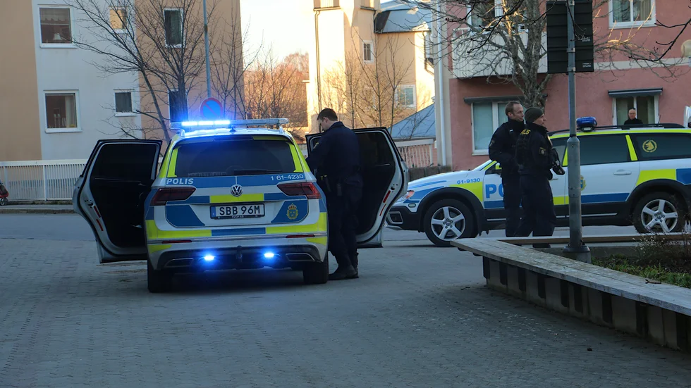 En man i 40-åråldern misshandlades av flera okända män på måndagskvällen. Det fanns många vittnen på platsen, men ingen ville säga något.