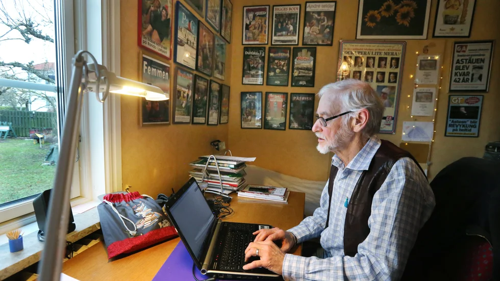 Roland Olsson i skrivartagen. Han arbetade i olika roller på Gotlands Allehanda under 42 års tid.