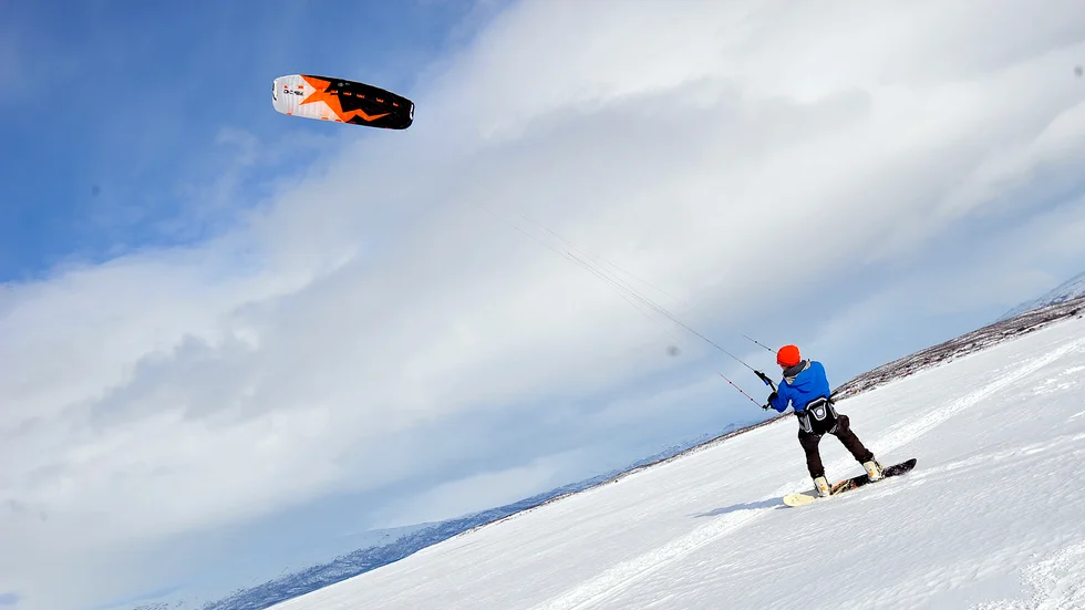 En kitesurfares åtsidolagda packning orsakade oro och en utryckning av räddningstjänsten efter att en bekymrad person ringt SOS-alarm om ett misstänkt drunkningslarm. Bilden är en arkivbild.