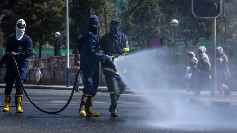 En gata i Addis Abeba i Etiopien saneras. En kvinna som kommit till Sydsudan från Etiopien har bekräftats sjuk i covid-19.