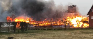 Kraftig brand förstörde två byggnader