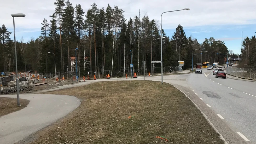 En ny rondell har börjat byggas på Gredelbyleden. Arbetet beräknas vara klart i december 2020.