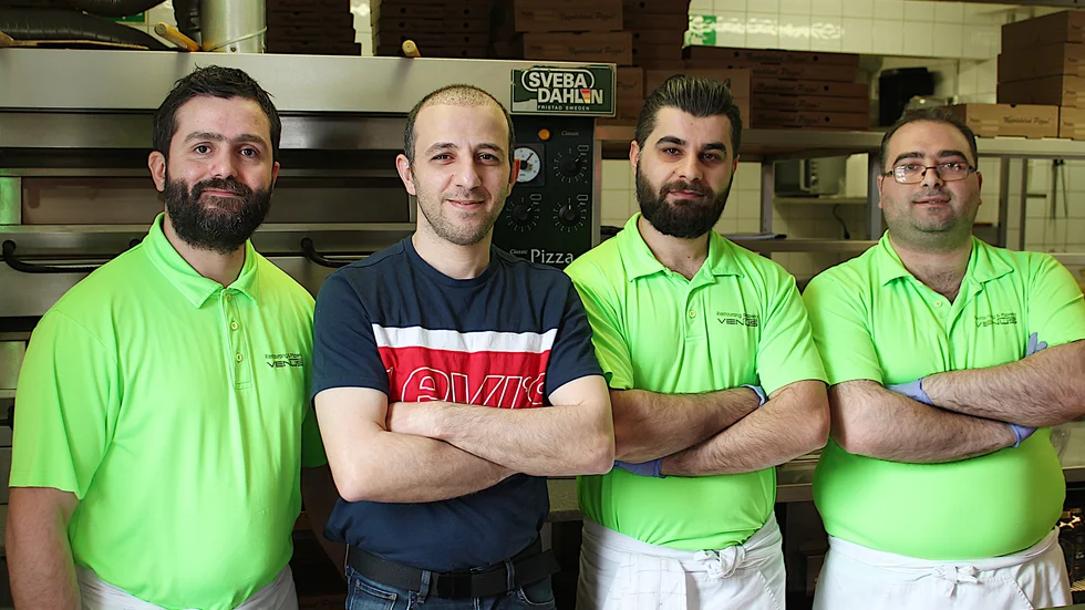 Ronny Issa, tvåa från vänster, tillsammans med sin personal på pizzeria Venus i Ljungsbro. Dari Goreil, Faiz Slewa och Wadin Bachour. 