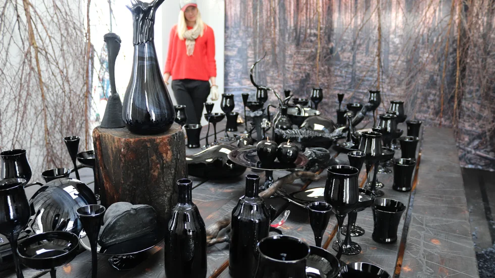Jennie Olofssons installation "Svart skog" är en av utställningarna på Körsbärsgården under året.