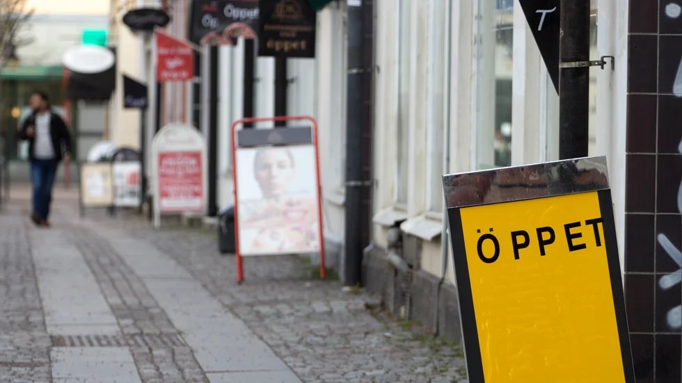 Gatupratare är vanligt förekommande i centrala Katrineholm och nu stramas reglementet för hur de får användas upp.