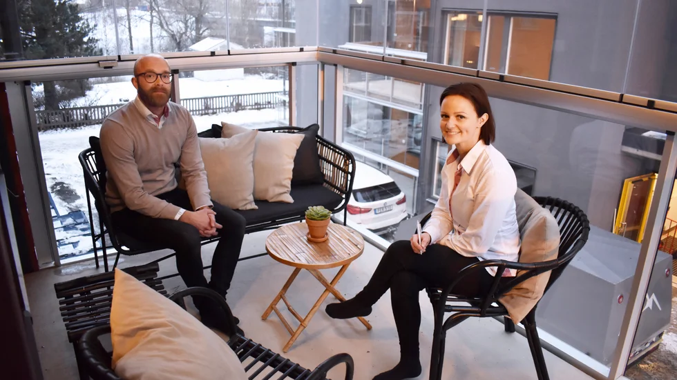 Projektchef Jonas Lundmark och säljare Erica Bjuhr, Riksbyggen, har följt projektet från start. Här testar de balkongen till en visningslägenhet. 