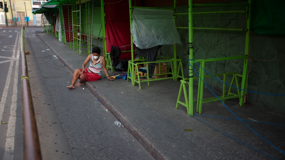 Ett av länderna med utegångsförbud är Guatemala. Här en hemlös person på en gata i huvudstaden Guatemala City som inte har någonstans att ta vägen. Arkivbild.