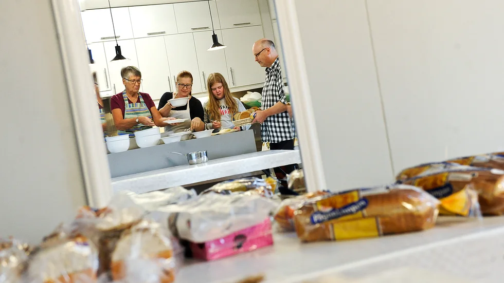 Margaretha Sene Karlsson, Susanne Marklund, Ella Öberg och Per Markström dukar fram det som ska serveras till älgköttsoppan.
