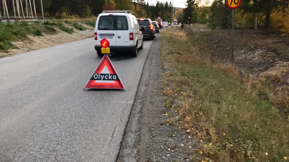 Olyckan inträffade strax före klockan 16.30 och ledde till bilköer genom Klutmark. 