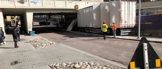 Lastbil kraschade in i viadukt