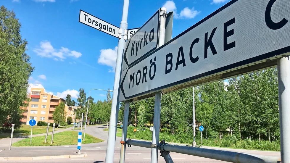 Vad hände i bostaden när poliserna angreps? Än så länge räcker inte bevisningen för att det skulle vara fråga om mordförsök, anser Skellefteå tingsrätt.