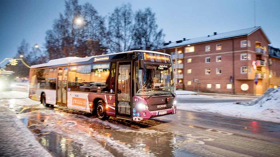 Kommunen försöker minska dagens bilkörande med satsningar på cykelbanor och bussar.