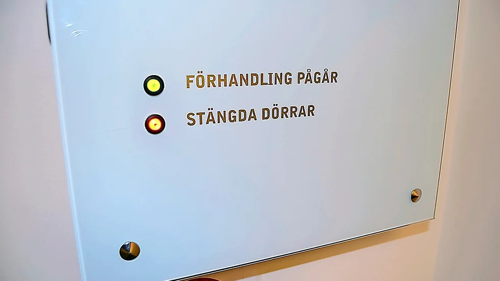 På grund av att det handlar om ett misstänkt våldtäkt så genomförs, förutom en kort stund i början, förhandlingen bakom stängda dörrar.