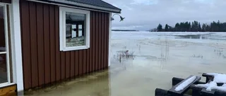 Mycket högt vattenstånd längs kusten – se bilder från Bjässviken